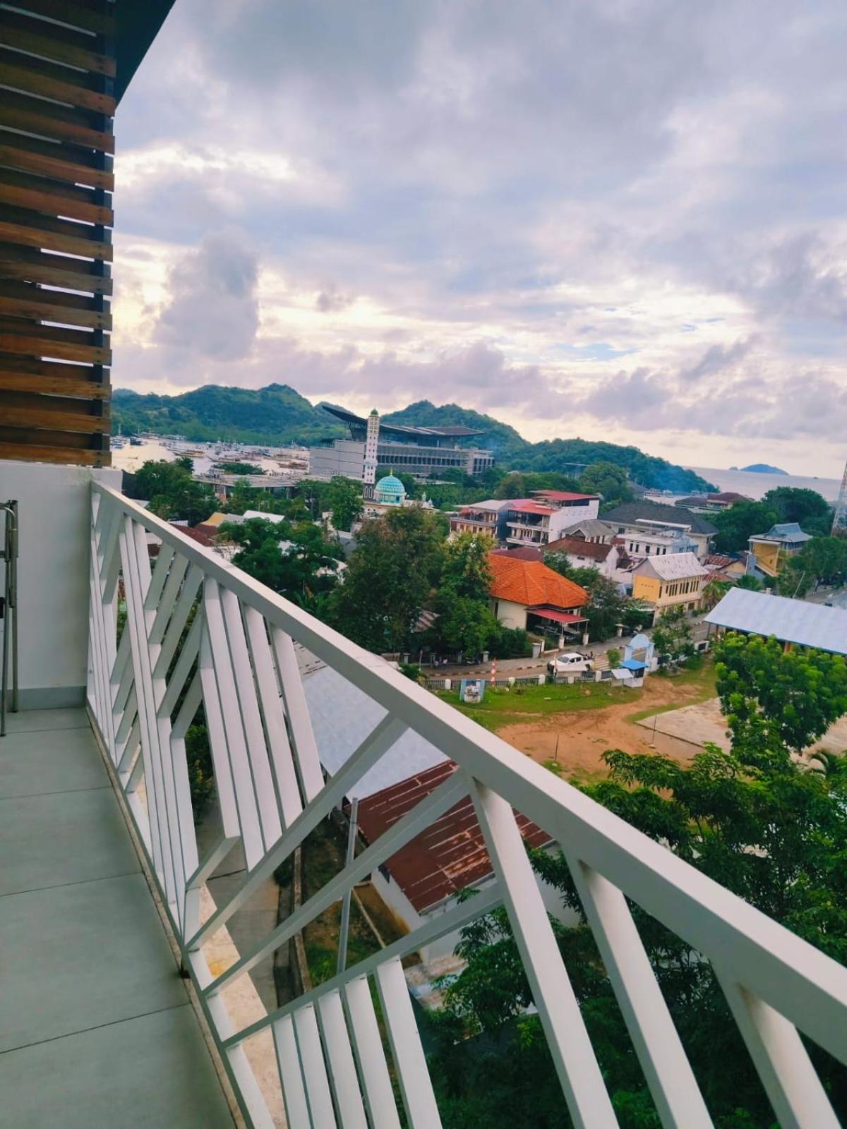 Triple 8 Suites Labuan Bajo Exterior photo