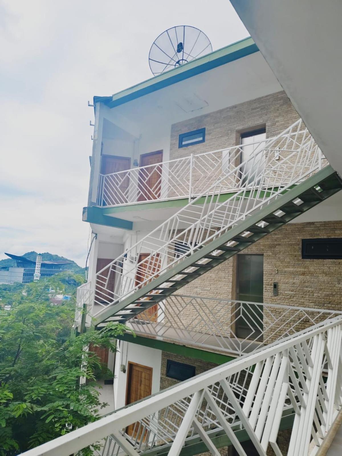 Triple 8 Suites Labuan Bajo Exterior photo
