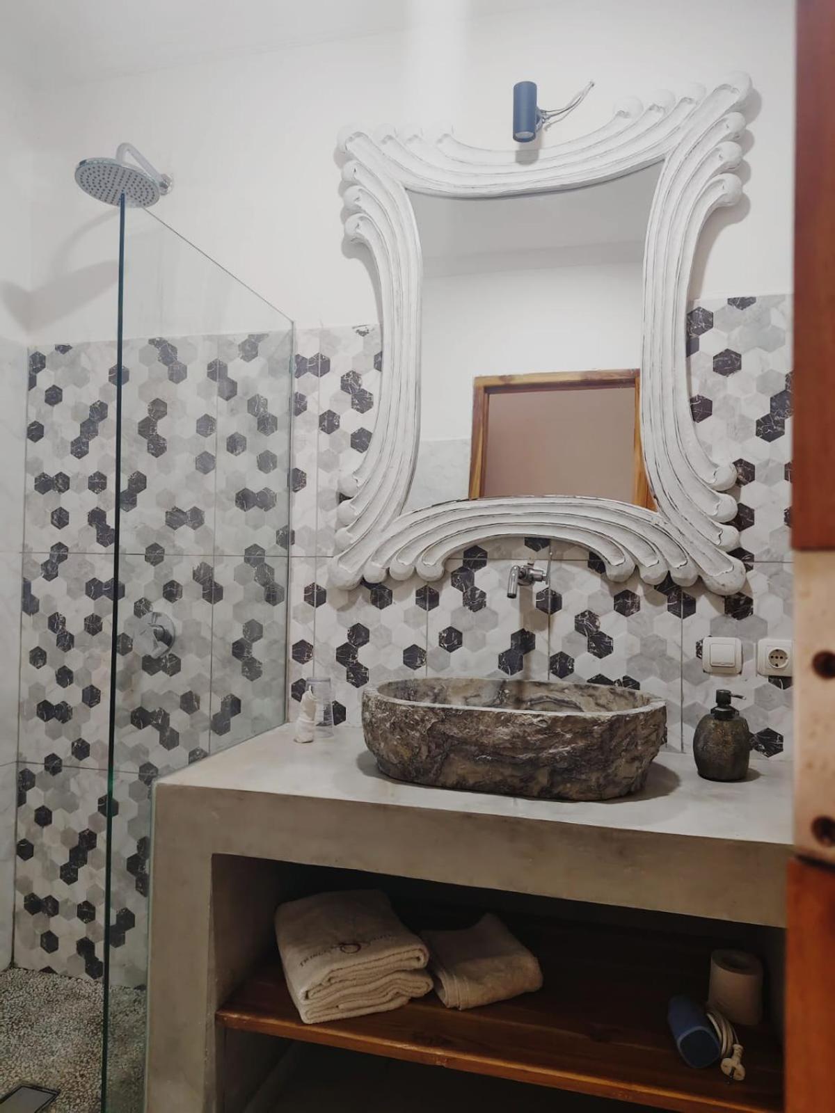 Triple 8 Suites Labuan Bajo Exterior photo