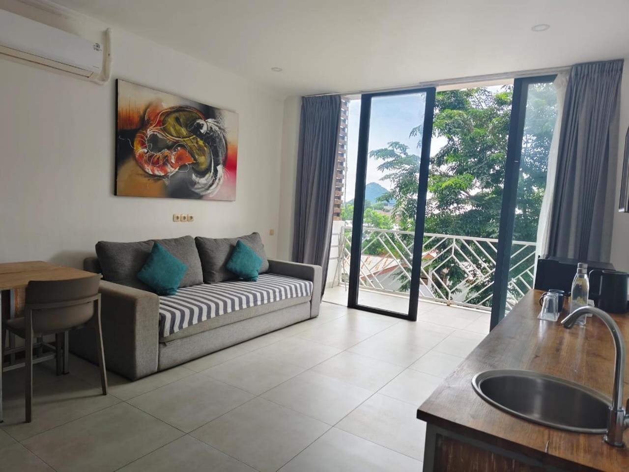Triple 8 Suites Labuan Bajo Exterior photo