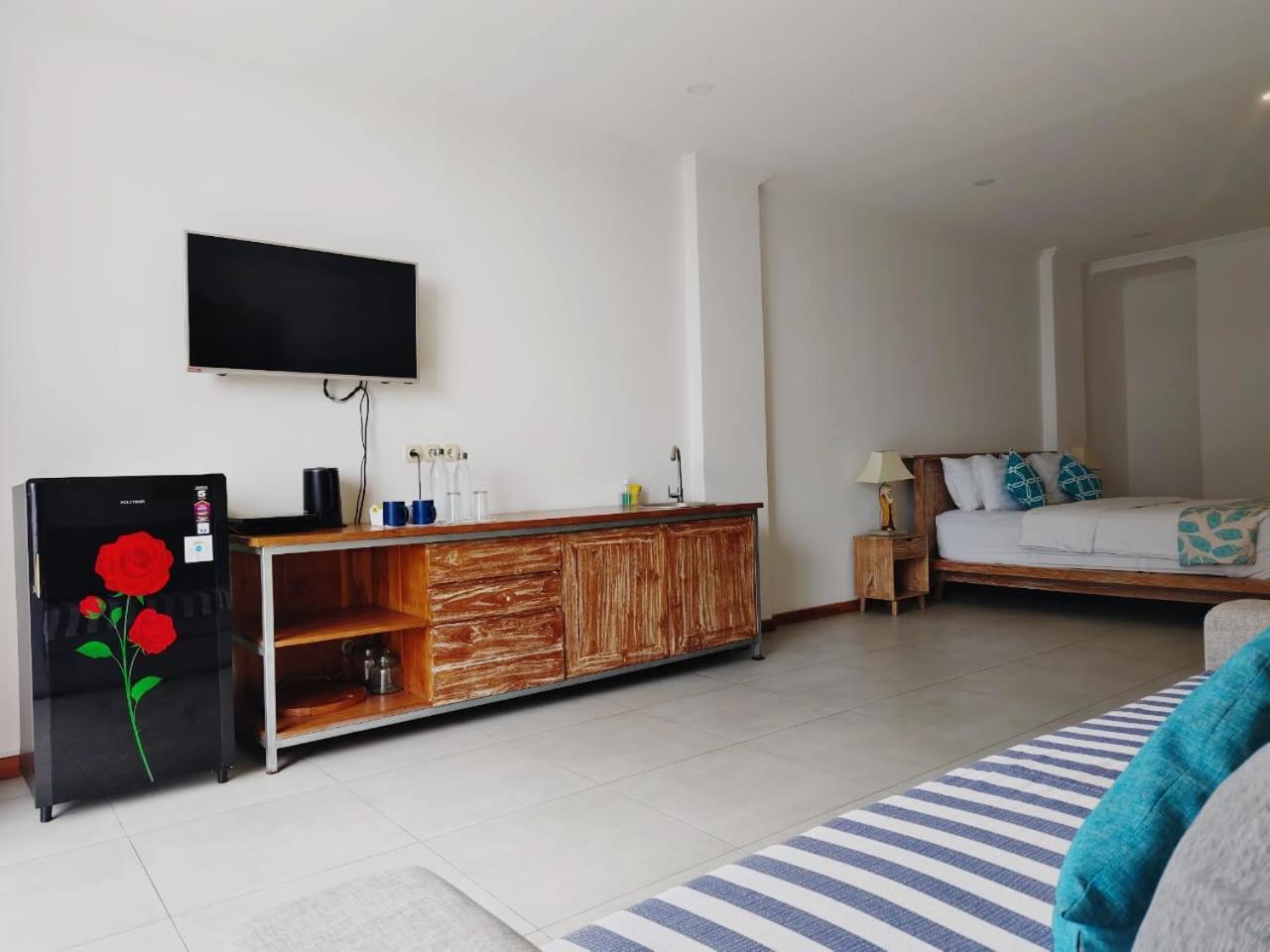 Triple 8 Suites Labuan Bajo Exterior photo